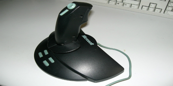 En så här joystick - Microsoft Sidewinder 3D Pro - användes för att styra roboten. Det gick sådär. 