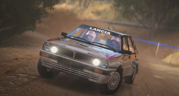 Lancian är en av flera klassiska rallybilar man kan ratta i spelet.