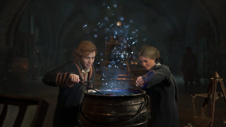 Bild från Hogwarts Legacy. Två studenter gör magiska drycker.